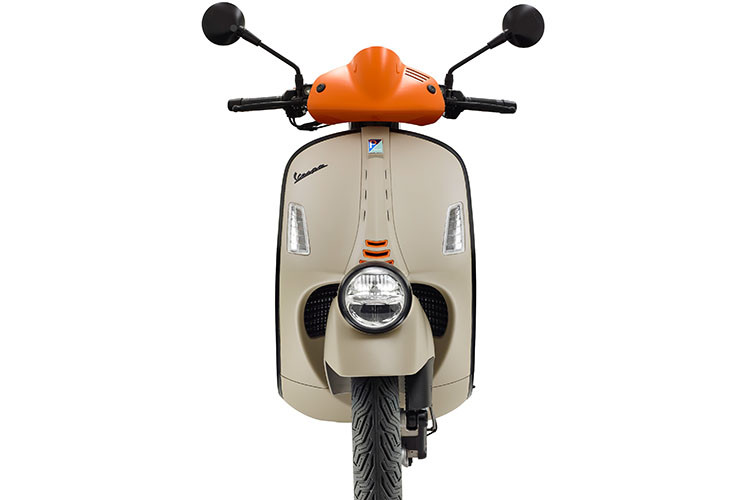 Cách đây không lâu, Vespa GT 2023 cũng đã lộ một số hình ảnh chạy thử trên đường phố Hà Nội. Rất có thể trong thời gian tới, mẫu xe tay ga thời trang cao cấp này cũng sẽ sớm được ra mắt tại Việt Nam.
