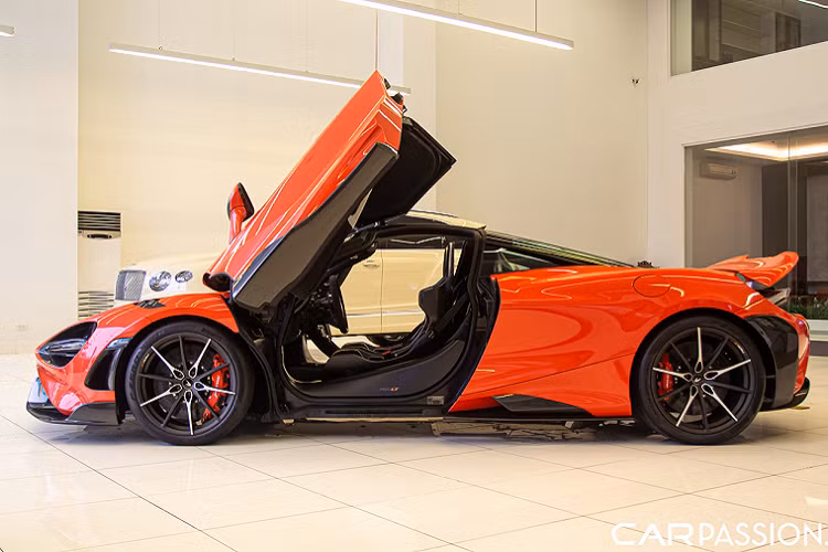 McLaren 765LT vốn được biết đến là phiên bản hiệu năng cao của 720S. Sự xuất hiện của 765LT đi kèm với một lời tuyên bố đến từ McLaren rằng đây là phiên bản vượt trội về mặt hiệu năng vận hành so với người anh em 720S - vốn đã là một mẫu xe vô cùng hoàn hảo. Vì là phiên bản nâng cấp, 765LT dĩ nhiên sẽ nhẹ hơn, mạnh hơn và đặc biệt hơn cả là mang đến cho người lái cảm giác phấn khích tột độ.