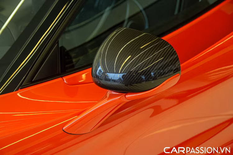 Khả năng làm mát của 765LT cũng được cải thiện so với 720S khi phần cản sau được trang bị các tấm lưới tản nhiệt cỡ lớn. Thay cho chụp ống xả kép trên 720S, McLaren 765LT sử dụng hệ thống ống xả với 4 chụp xả đặt ở vị trí trung tâm, hệ thống xả titanium trên 765LT nhẹ hơn khoảng 3,8 kg so với việc sử dụng vật liệu thông thường.