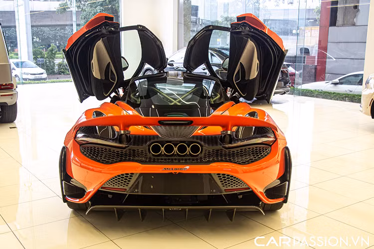 Ước tính, mức giá xe McLaren 765LT trong bài viết này phải trên 30 tỷ đồng tại thị trường Việt Nam. Xe sở dụng khối động cơ V8 tăng áp kép, có dung tích 4.0 lít với mã M840T (tương tự với 720S) nhưng đã được nâng cấp triệt để giúp sản sinh công suất tối đa 755 mã lực và mô men xoắn cực đại đạt mức 799 Nm.