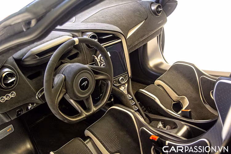 Tuy nhiên, hãng siêu xe McLaren chỉ sản xuất giới hạn 765 chiếc bán ra trên toàn thế giới và thị trường Việt Nam tính đến thời điểm hiện tại đã có tổng cộng 4 chiếc xe. Chiếc McLaren 765LT duy nhất tại Hà Nội mang trên mình số thứ tự 238 trên tổng số 765 chiếc xe xuất xưởng.