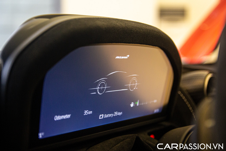 McLaren 765LT chỉ nặng vỏn vẹn 1.339 kg, nhẹ hơn tới 79 kg so với chiếc 720S. Điều này có được vì McLaren đã thực hiện nhiều nâng cấp cũng như ứng dụng các vật liệu nhẹ vào quy trình sản xuất xe như giảm dày kính các bên phía trước và bên hông, phần kính ở phía sau xe được làm từ vật liệu polycarbonate.