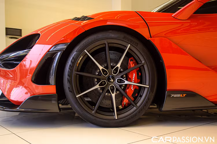 Chi tiết này góp phần đem tới cảm giác ngồi thể thao hơn cho người cầm lái cũng như hành khách. Phía sau tựa đầu ghế còn được lắp đặt khung an toàn với logo MSO màu đen. Với bộ ghế đua này, 765LT đã giảm được khoảng 18 kg so với 720S với trang bị ghế thông thường. Ngoài ra, các chi tiết như thiết kế bảng điều khiển, các màn hình hầu như không có sự khác biệt so với McLaren 720S.