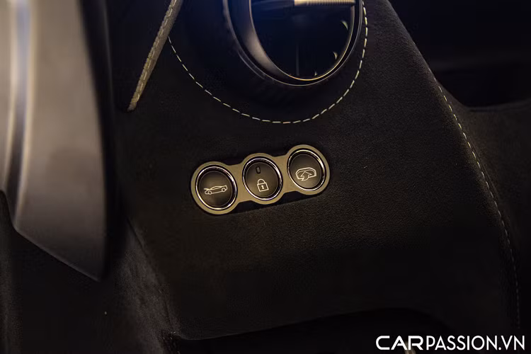 Ở ngoại thất của chiếc xe này, các chi tiết như hốc gió, ốp gương đều được hoàn thiện với chất liệu carbon bóng. Ngoài ra, chiếc xe còn được trang bị bộ mâm đa chấu màu đen mờ, 5 chấu mâm đan xen được Diamond Cut đầy tinh xảo.