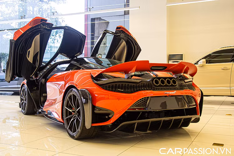 Kết hợp với hộp số 7 cấp ly hợp kép SSG với khả năng sang số nhanh hơn 720S 15%, 765LT chỉ mất 2,8 giây để tăng tốc từ 0-100 km/h, 0-200 km/h trong 7,2 giây và tốc độ tối đa giảm từ 341 km/h xuống 330 km/h do thiết kế khí động học tạo lực ép xuống mặt đường lớn hơn.