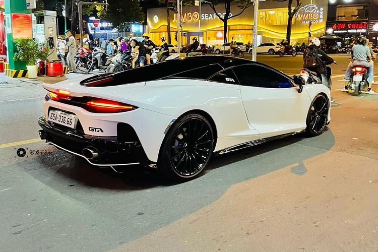 Ngoài ra, đầu số này còn có 3, con số mà chủ xe rất yêu thích. Còn chiếc siêu xe McLaren GT sở hữu biển số 65A-33.666 hay còn gọi là tam hoa lộc, 1 trong những biển số rất được các đại gia Việt ưa chuộng. Kết hợp biển số xe sang Mercedes-Benz S450L Luxury và siêu xe McLaren GT còn có thấy cô gái 9X Cần Thơ khá may mắn khi sở hữu biển tam hoa 6 và tam hoa 8.