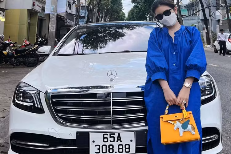 Trong khi chiếc xe sang Mercedes-Benz S450L Luxury đã có biển số từ đầu năm nay thì chiếc McLaren GT mới vừa ra biến số. Điểm thú vị chính là việc cặp đôi xe sang, siêu xe của cô gái 9X Cần Thơ có biển số tam hoa rất đẹp mắt của 6 hay 8. Về chiếc xe sang Mercedes-Benz S450L Luxury của 9X Cần Thơ, xe đeo biển số 65A-30.888 hay còn được gọi là tam hoa 8, tượng trưng cho mãi phát tài và may mắn.