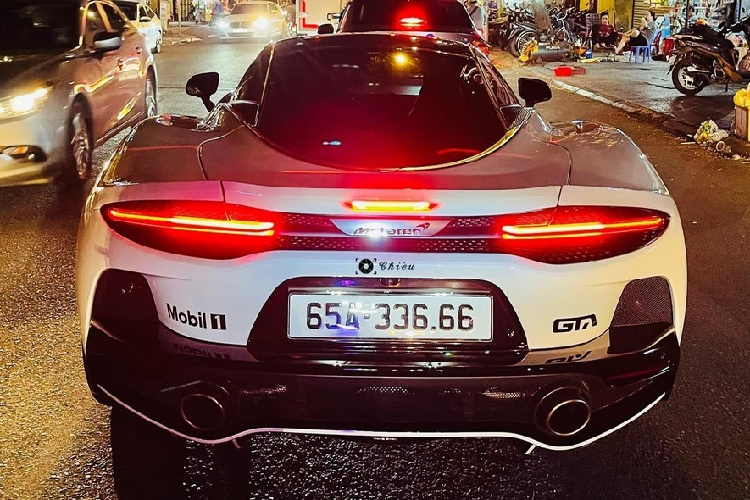 Ước tính số tiền mà 9X Cần Thơ phải bỏ ra để giúp siêu xe McLaren GT và Mercedes-Benz S450L Luxury lăn bánh trên đường phố với biển tam hoa đẹp mắt không dưới 26 tỷ đồng. Hiện tại, dòng xe sang Mercedes-Benz S450 đã bước sang thế hệ mới còn siêu xe McLaren GT vẫn chưa rõ khi nào có xe thứ 2 về Việt Nam.