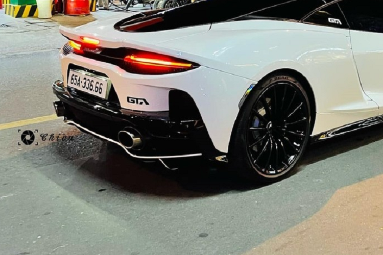 "Trái tim" trên chiếc xe sang Mercedes-Benz S450L Luxury biển tam hoa 8 của cô gái 9X ở Cần Thơ chính là khối động cơ xăng V6, dung tích 3.0 lít, sản sinh công suất tối đa 270 mã lực tại dải tua máy 5.500 - 6.000 vòng/phút cùng mô-men xoắn cực đại 500 Nm tại dải tua máy 1.800 - 4.500 vòng/phút. Động cơ này kết hợp với hộp số tự động 9 cấp 9G-Tronic và hệ dẫn động cầu sau, nhờ đó, chiếc xe sang Mercedes-Benz S450 có thể tăng tốc từ vị trí xuất phát lên 100 km/h trong thời gian 5,4 giây trước khi đạt vận tốc tối đa 250 km/h.