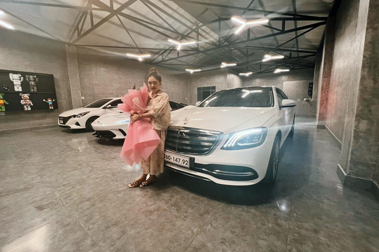 Vào tối ngày 16/6/2022, trên đường phố Sài thành bất ngờ xuất hiện chiếc siêu xe McLaren GT đầu tiên về nước lăn bánh với biển số 65A-336.66 khiến không ít người choáng ngợp trước độ "mát tay" của chủ nhân khi đi bấm biển. Quá trình tìm hiểu chúng tôi được biết, chiếc siêu xe của cô gái 9X ở Cần Thơ.