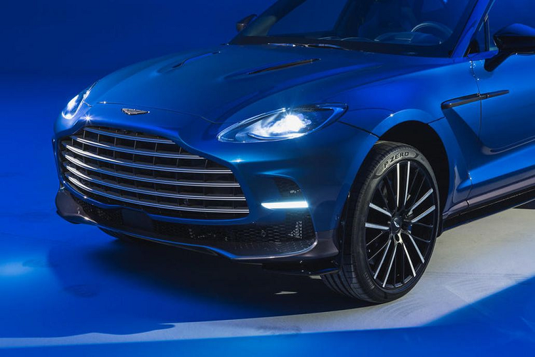 Chiếc SUV này được phát triển dưới dạng phiên bản hiệu suất cao của DBX với tên gọi DBX707. Tương tự như DBX tiêu chuẩn, Aston Martin DBX707 siêu sang cũng sẽ được sản xuất tại nhà máy St Athan của thương hiệu ở phía Nam Wales.