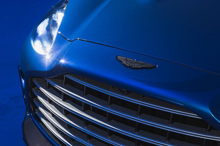 Xe sử dụng đĩa phanh gốm carbon tiêu chuẩn, kích thước 420 mm ở bánh trước và 390 mm ở bánh sau, cả hai cùng sử lắp bộ kẹp phanh 6 piston. Xét về ngoại hình, Aston Martin DBX707 nổi bật với vẻ ngoài hầm hố nhờ gói trang bị thể thao. Cụ thể, chiếc SUV mạnh nhất thế giới được trang bị lưới tản nhiệt và các hốc hút gió cỡ lớn, giúp cải thiện khả năng khí động học cũng như làm mát phanh/hộp số/động cơ. 