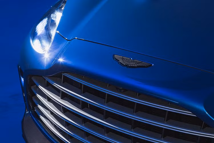 Xe sử dụng đĩa phanh gốm carbon tiêu chuẩn, kích thước 420 mm ở bánh trước và 390 mm ở bánh sau, cả hai cùng sử lắp bộ kẹp phanh 6 piston. Xét về ngoại hình, Aston Martin DBX707 nổi bật với vẻ ngoài hầm hố nhờ gói trang bị thể thao. Cụ thể, chiếc SUV mạnh nhất thế giới được trang bị lưới tản nhiệt và các hốc hút gió cỡ lớn, giúp cải thiện khả năng khí động học cũng như làm mát phanh/hộp số/động cơ. 