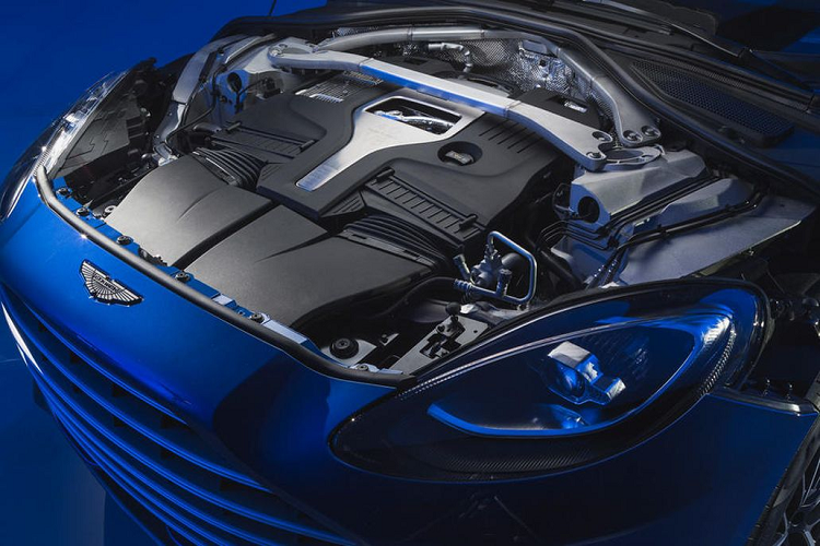 Đúng như lời giới thiệu của nhà sản xuất, Aston Martin DBX707 chính xác là chiếc SUV hạng sang mạnh nhất thế giới với công suất 697 mã lực, mô-men xoắn 900 Nm đạt được từ động cơ V8 4.0L tăng áp kép tinh chỉnh. Động cơ này đi kèm hộp số ly hợp ướt 9 cấp mới cho phép sang số nhanh hơn.