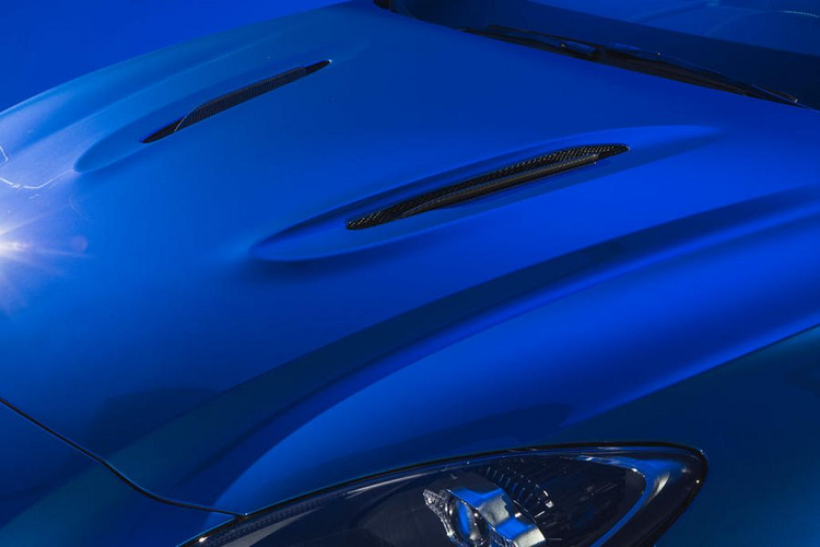 Chưa hết, hệ dẫn động 4 bánh trên Aston Martin DBX707 cũng được tinh chỉnh và bộ vi sai hạn chế trượt nâng cấp. Nhờ đó, chiếc SUV hạng sang có thể tăng tốc 0-100 km/h trong 3,2 giây trước khi đạt tốc độ tối đa 310 km/h, “vượt mặt” cả đối thủ Bentley Bentayga Speed có tốc độ tối đa 306 km/h.