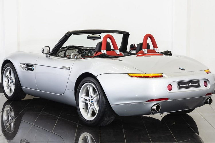 Sức mạnh của trái tim này sẽ kết hợp cùng hộp số sàn 6 cấp, nhờ đó, BMW Z8 dễ dàng tăng tốc từ vị trí xuất phát lên 100 km/h chỉ trong thời gian 4,7 giây. Giống như hầu hết các ôtô BMW, tốc độ tối đa của Z8 được giới hạn điện tử ở 250 km/h nhưng giới thử xe từng cho hay, tốc độ tối đa của Z8 có thể lên đến 290 km/h