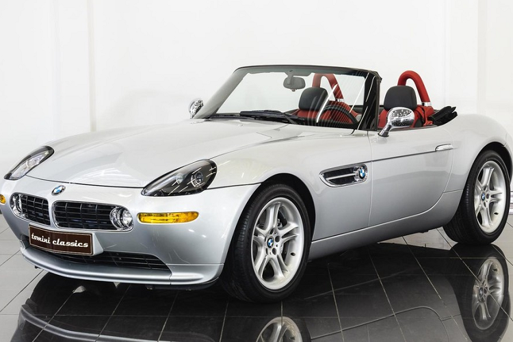 Ai có thể mang BMW Z8 về cho Qua để gần như hoàn chỉnh bộ sưu tập xe BMW Z đây, sẽ là bài toán hóc búa cho các công ty nhập khẩu tư nhân nổi tiếng nhất trong nước dù rất có thể vị doanh nhân ngành cà phê tuyên bố luôn tiền không thành là vấn đề. Lý do, Z8 đã quá tuổi để có thể nhập thẳng về Việt Nam, ra biển trắng, chỉ còn 1 phương án là theo diện thanh lý như các mẫu xe Porsche 930 đang lăn bánh nhưng thời gian chờ đợi sẽ khá lâu.