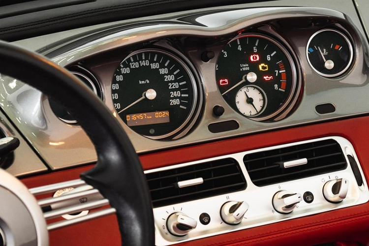 Bên trong khoang lái xe có nội thất màu đỏ, hơi nổi bật so với phong cách chơi xe của ông Đặng Lê Nguyên Vũ. Chiếc xe BMW Z8 này mới lăn bánh được 16.500 km và sẵn sàng rời khỏi showroom nếu như có khách nào đồng ý với mức giá bán 252.000 đô la, tương đương 5,8 tỷ đồng của đơn vị bán xe.