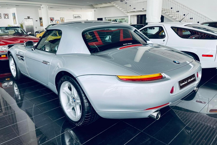 Dòng xe thể thao BMW Z8 sử dụng động cơ V8, dung tích 4.9 lít, sản sinh ra công suất tối đa 395 mã lực tại vòng tua máy 6.600 vòng/phút và mô-men xoắn cực đại 500 Nm tại vòng tua 3.800 vòng/phút.