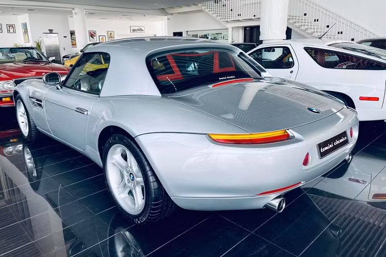 Dòng xe thể thao BMW Z8 sử dụng động cơ V8, dung tích 4.9 lít, sản sinh ra công suất tối đa 395 mã lực tại vòng tua máy 6.600 vòng/phút và mô-men xoắn cực đại 500 Nm tại vòng tua 3.800 vòng/phút.