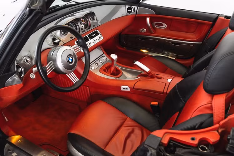 Trong số này, một đại lý xe khá nổi tiếng ở Dubai vì bày bán hàng chục xe hypercar và megacar cùng nhiều siêu xe và xe thể thao cổ hàng độc lại xuất hiện đúng một chiếc BMW Z8 đang tìm người mua, thỏa điều kiện ở trên. Ngoại thất chiếc xe thể thao mui trần BMW Z8 này có màu bạc và tình trạng được đánh giá quá hoàn hảo từ màu sơn mới, mâm hay các chi tiết khác đều được các chuyên gia của BMW chăm sóc cẩn thận.