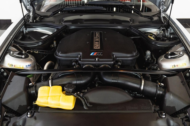 Điểm làm nên sự thú vị của dòng xe thể thao BMW Z8 chính là việc xe được trang bị 2 mui, 1 kiểu mui cứng đồng màu ngoại thất và còn lại là mui mềm thường thấy. Đây là phong cách dân chơi mà có lẽ không có chiếc xe BMW Z thứ 2 sở hữu.