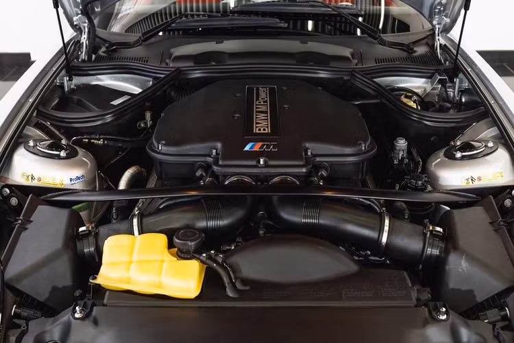 Điểm làm nên sự thú vị của dòng xe thể thao BMW Z8 chính là việc xe được trang bị 2 mui, 1 kiểu mui cứng đồng màu ngoại thất và còn lại là mui mềm thường thấy. Đây là phong cách dân chơi mà có lẽ không có chiếc xe BMW Z thứ 2 sở hữu.