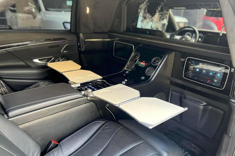 Và đẳng cấp nhất vẫn là khoang hành khách của xe Mercedes-Maybach S450 Pullman với vách ngăn bằng kính, trong ảnh là dạng trong suốt, có thể quan sát tài xế. Và khi cần riêng tư chỉ việc bấm nút, một tấm xe kính sẽ xuất hiện.
