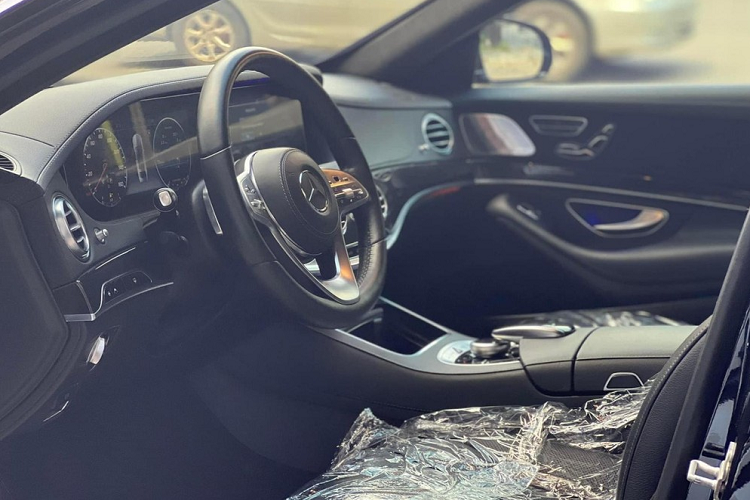 Mercedes-Maybach S450 Pullman không có khoang hành khách đẳng cấp như Mercedes-Maybach S650 Pullman khi chỉ có 2 ghế VIP, vì thế, nhiều người mới gọi Mercedes-Maybach S450 Pullman là hậu duệ của dòng xe Maybach 62S đình đám.