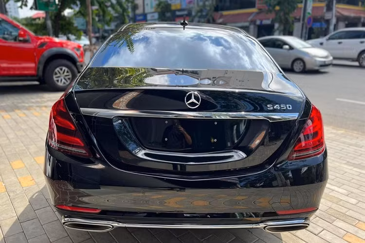 Mẫu xe sang Mercedes-Maybach S450 Pullman là "đàn em" của Mercedes-Maybach S650 Pullman và đang được chào hàng đại gia Việt với giá từ 7,2 tỷ đồng, mức giá này dành cho xe ra biển Campuchia.