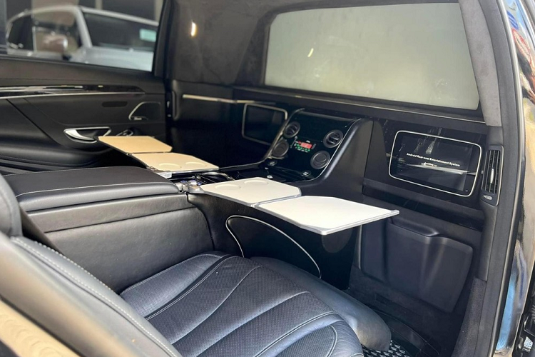 Xe có trang bị vách ngăn bằng kính, bàn làm việc, phím bấm tích hợp đầy đủ công nghệ và 2 màn hình giải trí cỡ vừa cho hàng khách trải nghiệm. Tất nhiên các ghế ngồi có đầy đủ trang bị hiện đại nhất mà dòng xe Mercedes-Maybach S450 sở hữu.