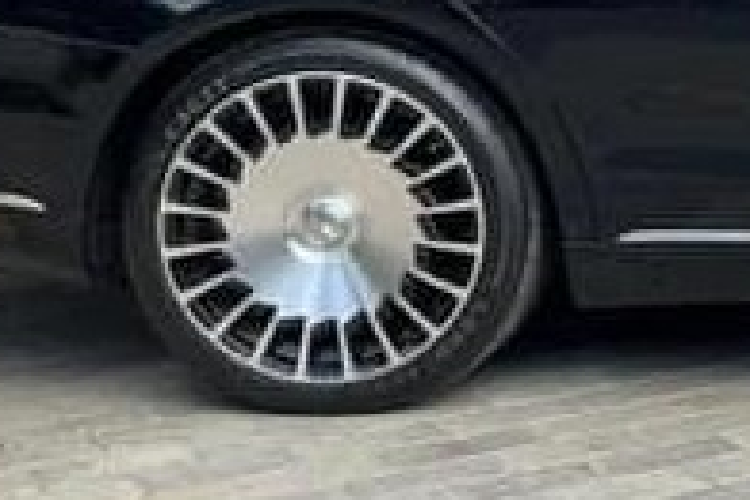 Ngoài chiều dài khủng, ngoại hình xe Mercedes-Maybach S450 Pullman không có nhiều nâng cấp khác so với bản Mercedes-Maybach S450 từ lưới tản nhiệt, logo, đèn pha hay đèn hậu, điểm thay đổi đáng giá chính là bộ mâm đa chấu kép có sẵn.