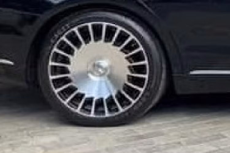 Ngoài chiều dài khủng, ngoại hình xe Mercedes-Maybach S450 Pullman không có nhiều nâng cấp khác so với bản Mercedes-Maybach S450 từ lưới tản nhiệt, logo, đèn pha hay đèn hậu, điểm thay đổi đáng giá chính là bộ mâm đa chấu kép có sẵn.