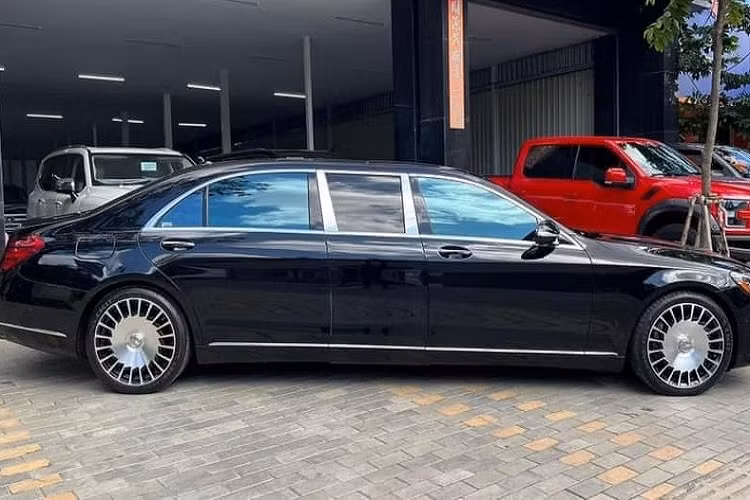 Ngoài chiều dài khủng, ngoại hình xe Mercedes-Maybach S450 Pullman 2022 mới không có nhiều nâng cấp khác so với bản Mercedes-Maybach S450 từ lưới tản nhiệt, logo, đèn pha hay đèn hậu, điểm thay đổi đáng giá chính là bộ mâm đa chấu kép có sẵn.