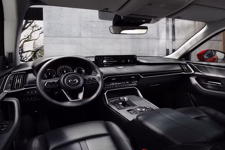 Nhiều người dùng phổ thông chia sẻ, thiết kế của Mazda mặc dù rất đẹp, tuy nhiên gây nhàm chán bởi mẫu xe nào cũng giống mẫu xe nào, dù nằm ở các phân khúc hoặc kiểu loại khác nhau, từ sedan cho tới SUV hay thậm chí là cả bán tải.