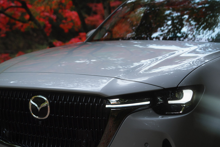 Theo thiết kế được rò rỉ, toàn bộ khu vực đầu xe của Mazda6 hoàn toàn mới bao gồm: mặt ca-lăng, lưới tản nhiệt, hốc hút gió và cả bộ đèn chiếu sáng chính cũng được "bê nguyên xi" từ Mazda CX-60 xuống đàn em sedan. Còn phần thân xe vẫn chia sẻ chung những đường nét thể thao cá tính với thế hệ Mazda6 hiện tại.