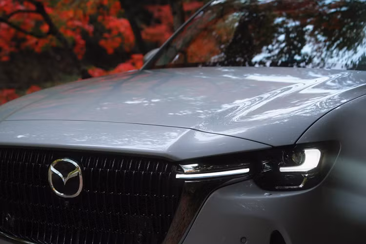 Theo thiết kế được rò rỉ, toàn bộ khu vực đầu xe của Mazda6 hoàn toàn mới bao gồm: mặt ca-lăng, lưới tản nhiệt, hốc hút gió và cả bộ đèn chiếu sáng chính cũng được "bê nguyên xi" từ Mazda CX-60 xuống đàn em sedan. Còn phần thân xe vẫn chia sẻ chung những đường nét thể thao cá tính với thế hệ Mazda6 hiện tại.