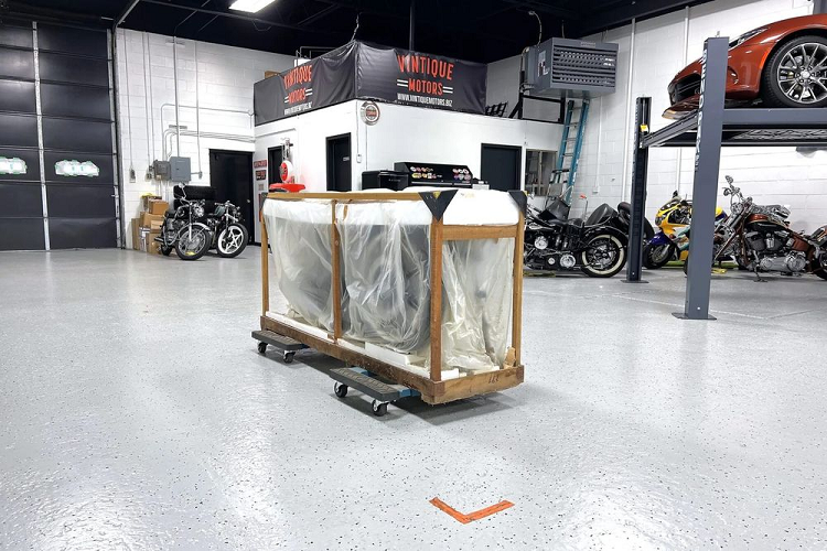 Chiếc Yamaha SR500 có màu sơn bạc kết hợp sọc vàng, mang số khung 4R8000397. Xe được trang bị động cơ 4 thì xy-lanh đơn 499cc làm mát bằng không khí kết hợp với hộp số 5 cấp. Xe sở hữu bình xăng 14 lít, yên xe màu đen, đèn pha bánh xe hợp kim 7 chấu, phanh đĩa phía trước 200 mm và phanh tang trống phía sau 150 mm.