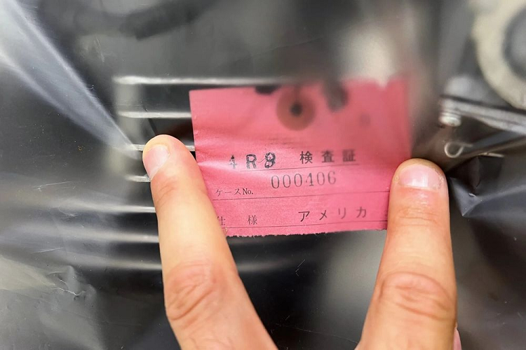 Theo một loạt hình ảnh đăng tải, chiếc xe vẫn được cất giữ trong một thùng bìa cát tông. Tất cả hình ảnh, thông số, màu sắc, xuất xứ, điểm đến vẫn còn in rất rõ trên hộp. Có một gói cách nhiệt trên đỉnh hộp, bên trong là một số bộ phận và phụ kiện của chiếc xe, như tay lái mạ chrome, gương, đồng hồ đo, xy-lanh phanh chính.