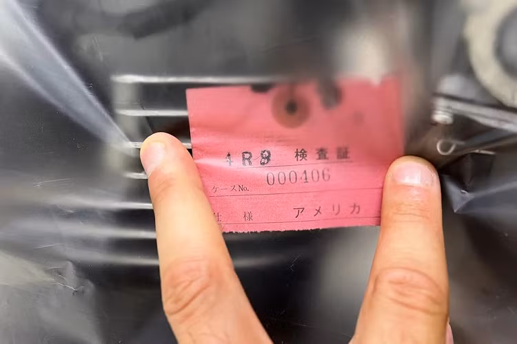 Theo một loạt hình ảnh đăng tải, chiếc xe vẫn được cất giữ trong một thùng bìa cát tông. Tất cả hình ảnh, thông số, màu sắc, xuất xứ, điểm đến vẫn còn in rất rõ trên hộp. Có một gói cách nhiệt trên đỉnh hộp, bên trong là một số bộ phận và phụ kiện của chiếc xe, như tay lái mạ chrome, gương, đồng hồ đo, xy-lanh phanh chính.