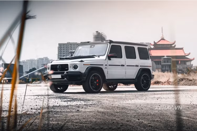 Tuy nhiên, sau đó chủ chiếc Mercedes-AMG G63 hạng sang này đã làm mới diện mạo xe với màu xám xi măng, rồi tới màu xanh dương lạ mắt và gần nhất là màu trắng để chiếc SUV hạng sang trông lịch thiệp và nhẹ nhàng hơn.