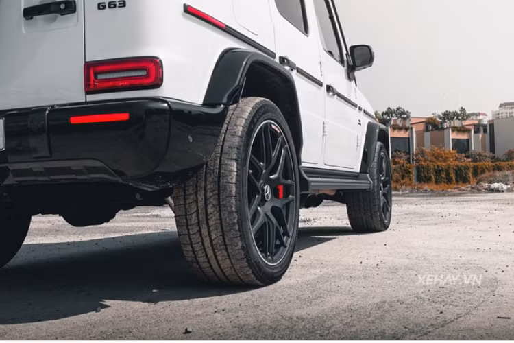 “Trái tim” của chiếc Mercedes-AMG G63 độ Brabus này vẫn là khối động cơ nguyên bản, loại V8 4.0L tăng áp kép cho ra công suất tối đa 577 mã lực và 850 Nm momen xoắn tại dải vòng tua 2.500 - 3.500 vòng/phút.