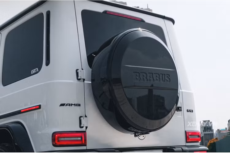 Đến cả nắp lốp xe dự phòng cũng được làm bằng sợi carbon siêu nhẹ. Chiếc SUV hạng sang được trang bị bộ mâm 22 inch sơn đen mờ hầm hố, đi kèm bộ lốp Pirelli cùng cùm phanh màu đỏ thể thao.