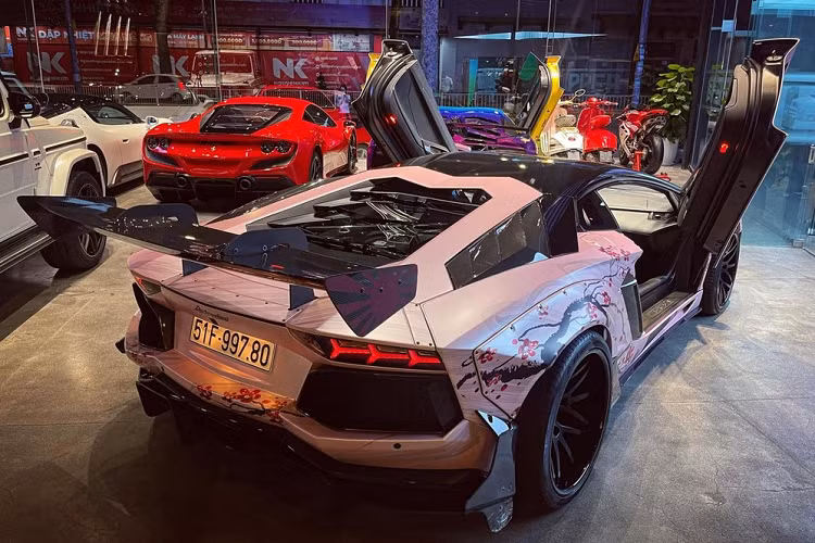 Có thể thấy toàn bộ dàn áo cá tính này được chủ nhân dán bằng đề-can, trước đó, tay chơi xe Lâm Đồng còn diện bộ áo Thủy Thủ Mặt Trăng. Mức giá xe Lamborghini Aventador LP700-4 không được tiết lộ, nhưng sẽ không dưới 15 tỷ đồng và hàng độc như Lamborghini Aventador Limited Edition 50 sẽ có giá cao hơn khá nhiều.
