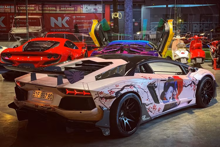 Tại Việt Nam chỉ có đúng 1 chiếc xe Lamborghini Aventador LP700-4 độ Liberty Walk bản giới hạn 50 body kit trên toàn thế giới. Chủ nhân ban đầu của xe là 1 tay chơi đến từ tỉnh Bà Rịa - Vũng Tàu cho biết mất gần 3 tỷ đồng để sở hữu bản độ chính hãng của Liberty Walk. Và đến nay, "cực phẩm" độ có một không hai này được tay chơi xe đến từ Tây Nguyên bán lại cho một công ty nhập khẩu siêu xe ở quận 1, TP HCM.