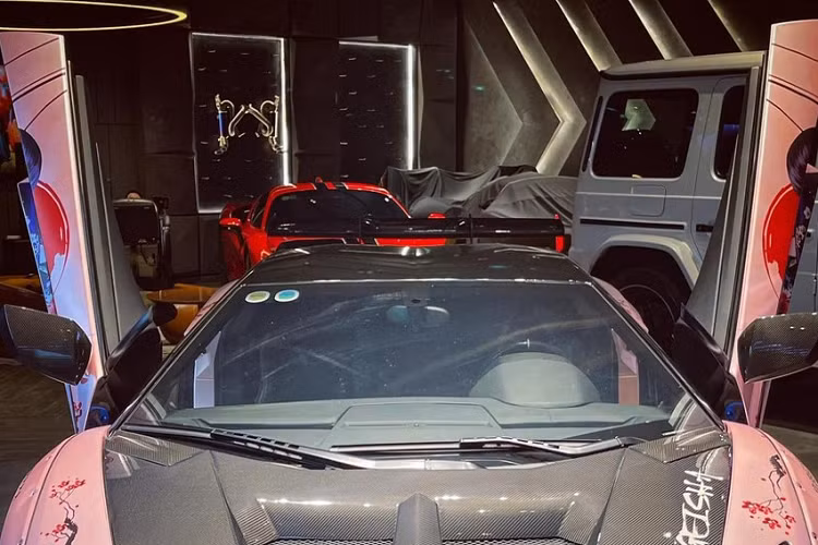 Đây không phải là 1 phiên bản chính hãng của hãng xe Lamborghini sản xuất mà là sản phẩm độ của "phù thủy" đến từ Nhật Bản là Liberty Walk. Phải nói rằng trong nhiều năm qua, thương hiệu độ xe đình đám đến từ đất nước mặt trời mọc đã tạo được chỗ đứng trong làng độ xe trên thế giới và thường xuyên cho ra đời những siêu phẩm Lamborghini Aventador Limited Edition 50 độ giới hạn.