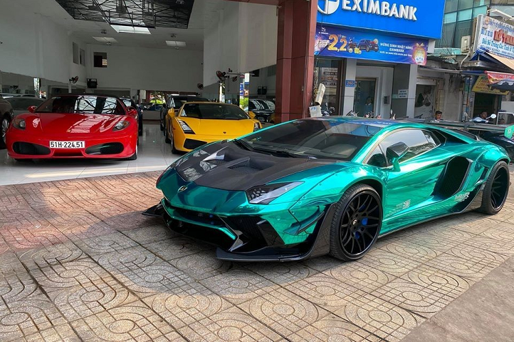 Nguyên bản, Lamborghini Aventador LP700-4 sử dụng khối động cơ V12, dung tích 6.5 lít, sản sinh công suất tối đa 700 mã lực và mô-men xoắn cực đại 690 Nm. Sức mạnh được truyền tới cả bốn bánh thông qua hộp số tự động 7 cấp ISR, nhờ đó bản độ Liberty Walk giới hạn độc nhất Việt Nam có thể tăng tốc từ vị trí xuất phát lên 100 km/h trong thời gian 2,9 giây trước khi đạt vận tốc tối đa 349 km/h.
