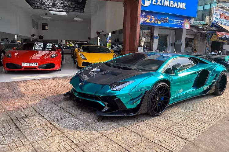 Nguyên bản, Lamborghini Aventador LP700-4 sử dụng khối động cơ V12, dung tích 6.5 lít, sản sinh công suất tối đa 700 mã lực và mô-men xoắn cực đại 690 Nm. Sức mạnh được truyền tới cả bốn bánh thông qua hộp số tự động 7 cấp ISR, nhờ đó bản độ Liberty Walk giới hạn độc nhất Việt Nam có thể tăng tốc từ vị trí xuất phát lên 100 km/h trong thời gian 2,9 giây trước khi đạt vận tốc tối đa 349 km/h.