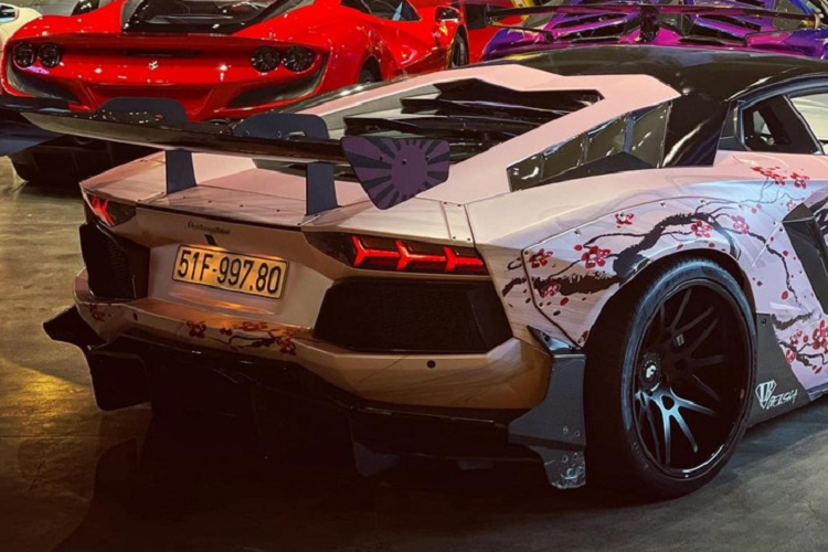 Nhưng chỉ sau hơn 1 năm, đại gia này đã bán lại cho 1 người bạn có chung đam mê siêu xe sinh sống ở Đà Lạt, tỉnh Lâm Đồng. Như vậy chiếc siêu xe Lamborghini Aventador LP700-4 độ Liberty Walk với tổng trị giá gần 3 tỷ đồng đã được tay chơi xe Đà Lạt bán lại sau 2 năm sở hữu.