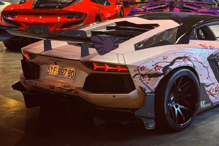 Nhưng chỉ sau hơn 1 năm, đại gia này đã bán lại cho 1 người bạn có chung đam mê siêu xe sinh sống ở Đà Lạt, tỉnh Lâm Đồng. Như vậy chiếc siêu xe Lamborghini Aventador LP700-4 độ Liberty Walk với tổng trị giá gần 3 tỷ đồng đã được tay chơi xe Đà Lạt bán lại sau 2 năm sở hữu.